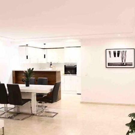 Large Modern Beach Front Apartment, Rooftop Pool!! Marbella Buitenkant foto