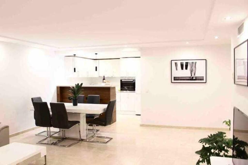 Large Modern Beach Front Apartment, Rooftop Pool!! Marbella Buitenkant foto
