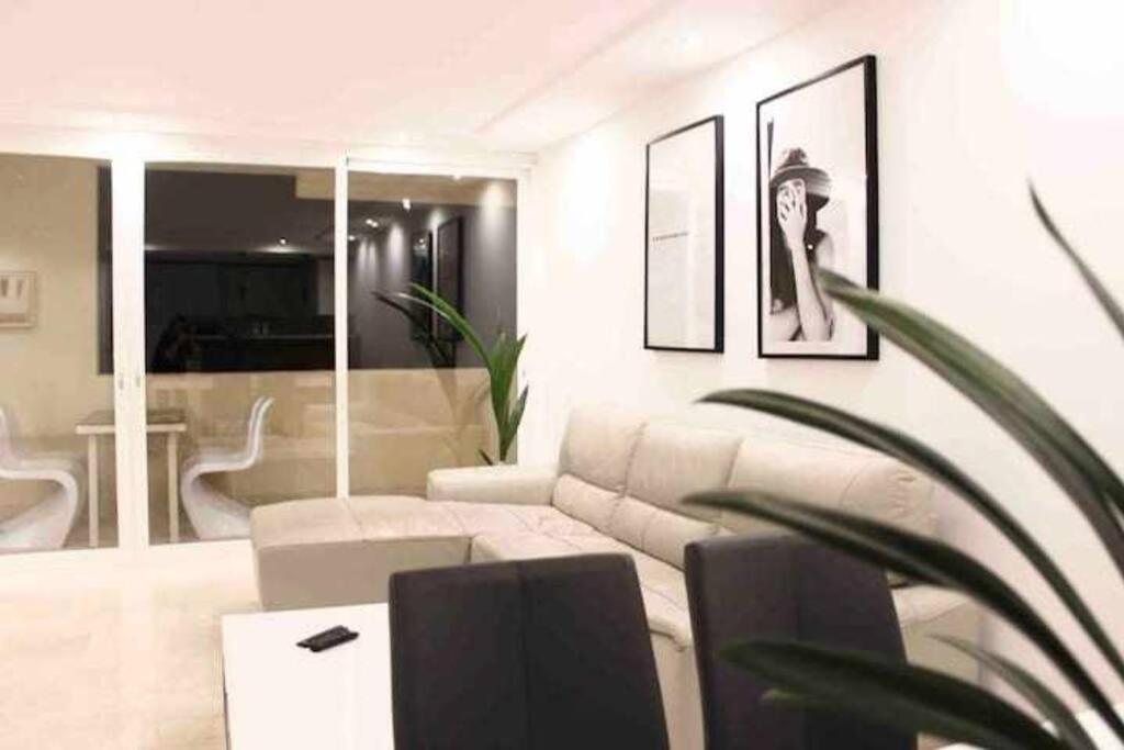 Large Modern Beach Front Apartment, Rooftop Pool!! Marbella Buitenkant foto