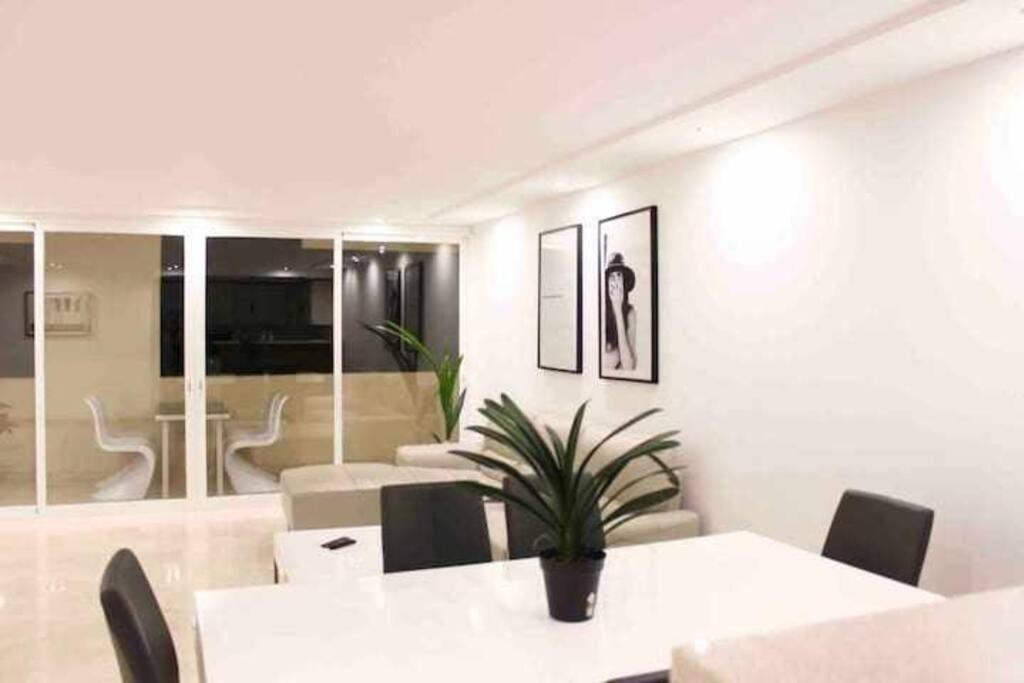 Large Modern Beach Front Apartment, Rooftop Pool!! Marbella Buitenkant foto