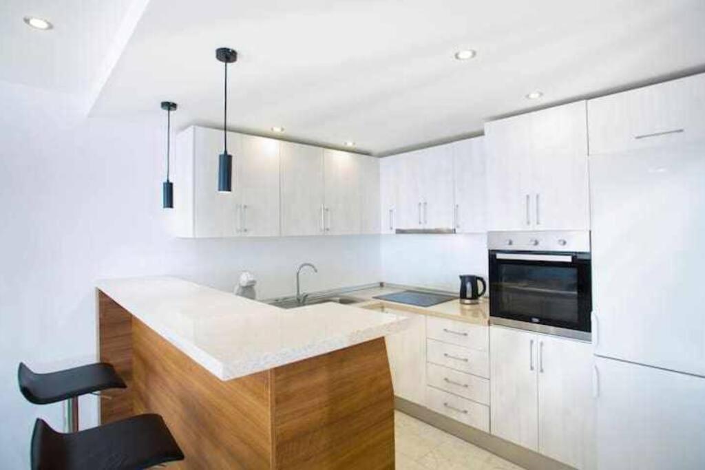 Large Modern Beach Front Apartment, Rooftop Pool!! Marbella Buitenkant foto