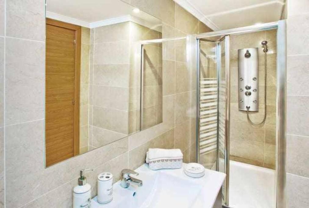 Large Modern Beach Front Apartment, Rooftop Pool!! Marbella Buitenkant foto