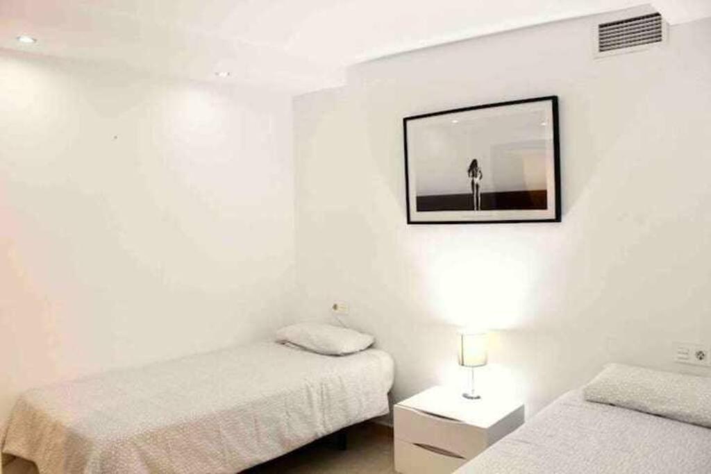 Large Modern Beach Front Apartment, Rooftop Pool!! Marbella Buitenkant foto